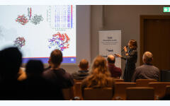 Dr Agnieszka Lipska - prezentacja Wielkoskalowe i długoskalowe symulacje dynamiki molekularnej biologicznie istotnych układów – podejście gruboziarniste