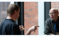 dyskusje kuluarowe podczas  Spotkania Użytkowników KDM 2025