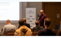 Rafał Tylman witający uczestników Spotkania Użytkowników KDM 2025