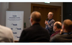 Oskar Szulc z IMP PAN podczas prezentacji