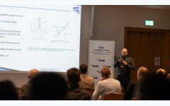 Filip Wasilczuk podczas prezentacji Wykorzystanie HPC do symulacji farm wiatrowych