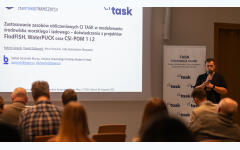 Maciej Janecki podczas przezentacji Zastosowanie zasobów obliczeniowych CI TASK w modelowaniu środowiska morskiego i lądowego – doświadczenia z projektów FindFISH, WaterPUCK oraz CSI-POM 1 i 2