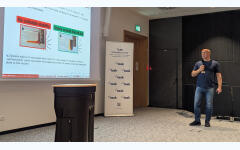 Maciej Bobrowski podczas prezentacji Od małych molekuł...